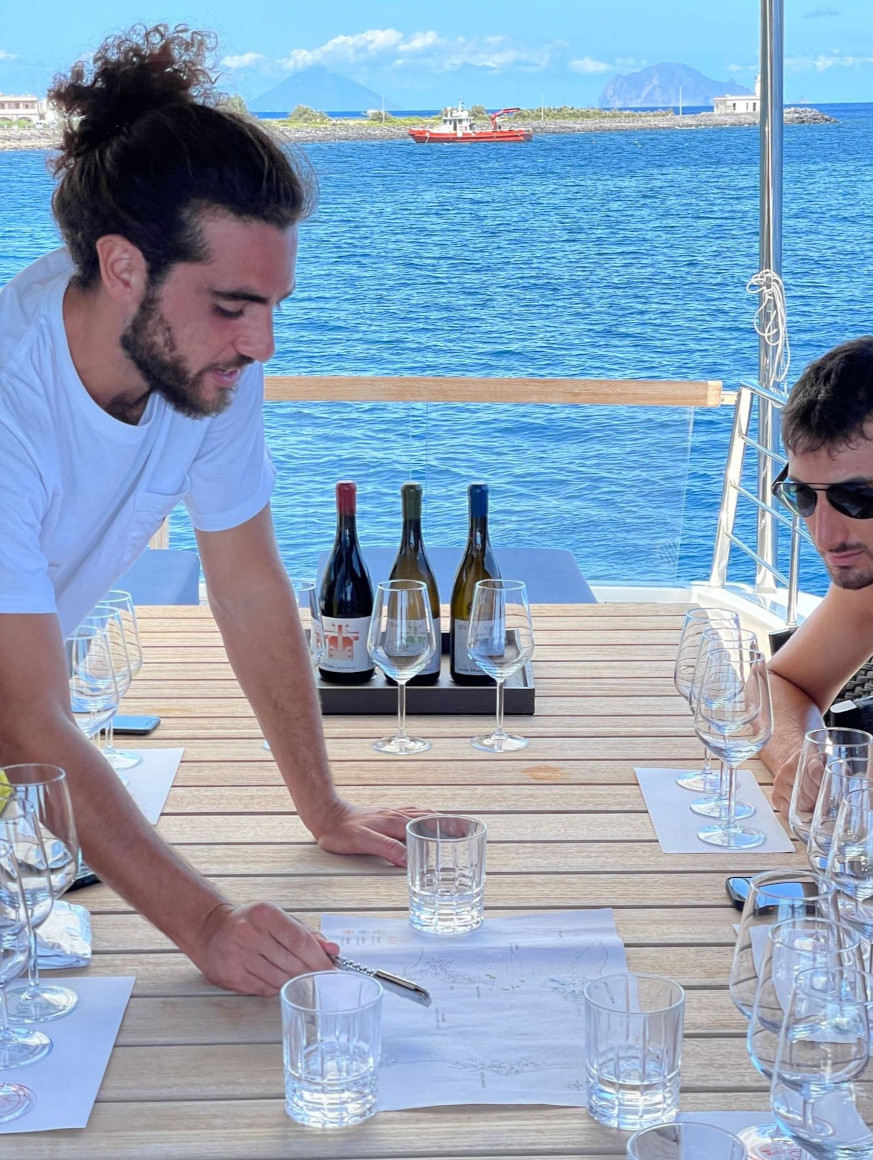 Degustazioni vini in barca intorno alle Eolie